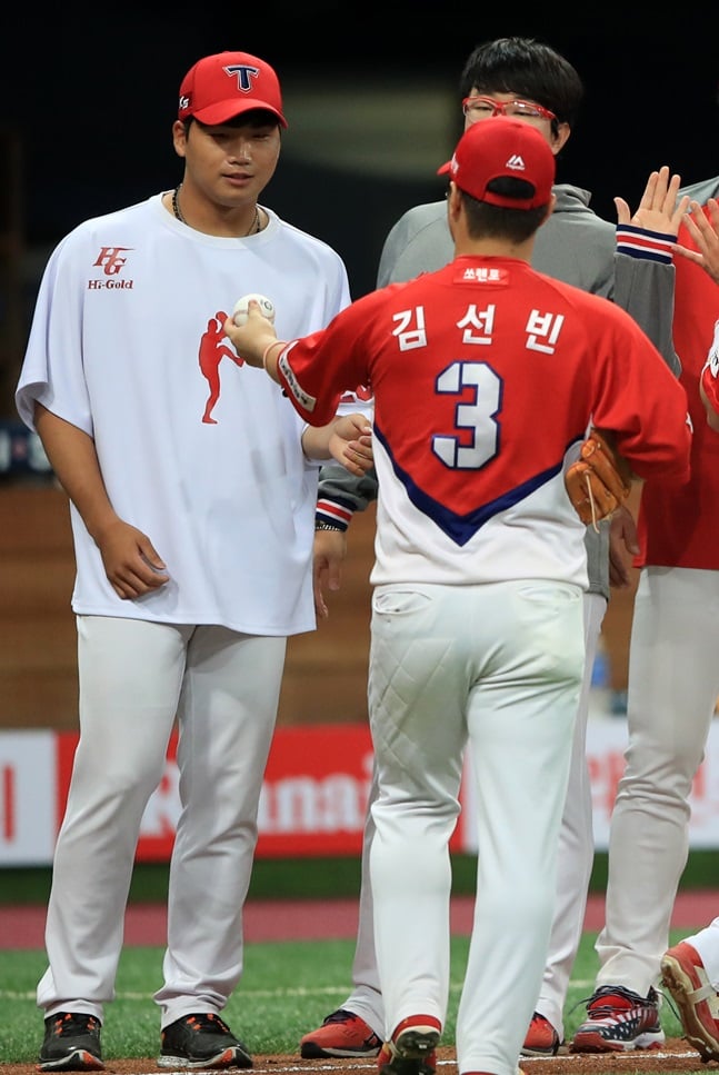 김선빈이 김기훈에게 첫 승 공을 전달하는 모습. /사진=KIA 타이거즈 제공