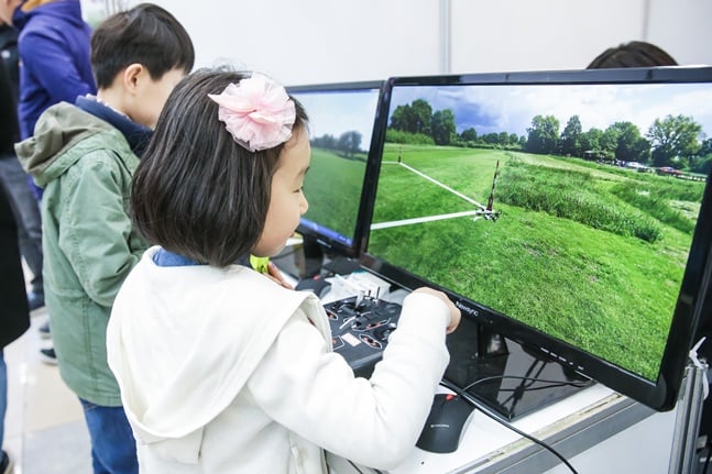 지난해 4월 전주월드컵경기장에서 열린 ‘2018년 3D프린팅*드론 코리아 엑스포’에 참가한 어린이들. /사진=지디넷코리아 제공