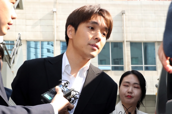 단체 카카오톡방 멤버들과 함께 여성을 집단 성폭행했다는 의혹을 받는 가수 최종훈이 지난 5월 16일 오전 서울 중구 남대문경찰서에서 검찰 송치를 위해 호송차로 이동하고 있다. /사진=뉴스1