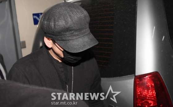 외국인 투자자 성접대 의혹을 받고 있는 양현석 전 YG엔터테인먼트 대표가 27일 새벽 서울지방경찰청 광역수사대에서 참고인 조사를 마친 뒤 나서고 있다. /사진=김휘선 기자