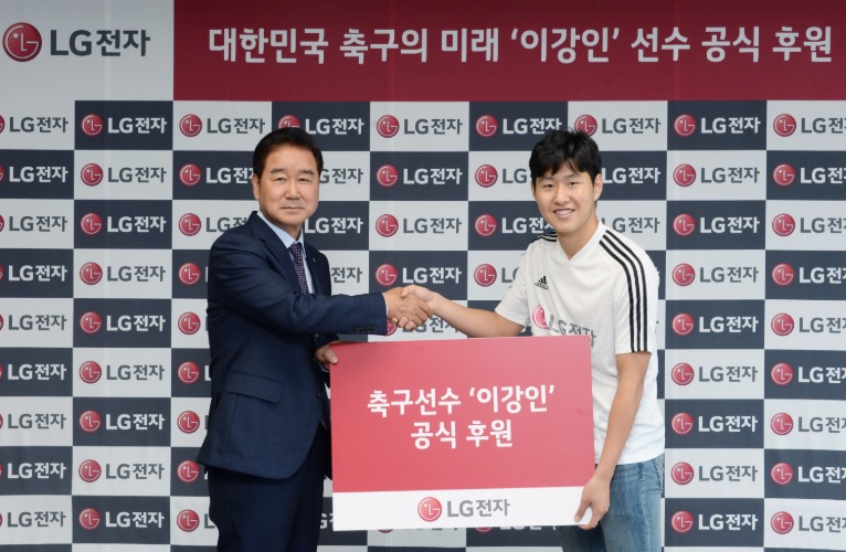 최상규 LG전자 한국영업본부장 사장(왼쪽)과 이강인. /사진=LG전자 제공
