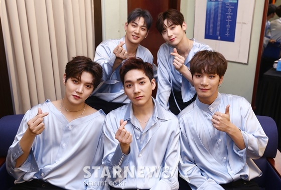 그룹 뉴이스트가 28일 오후 베트남 호찌만 호아빈 씨어터에서 개최된 베트남 차트 프로그램 'V 하트비트 라이브' 공연에 앞서 포즈를 취하고 있다. /사진=이정호 기자
