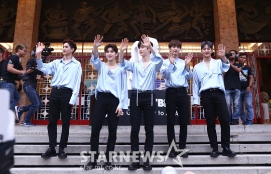 그룹 뉴이스트가 28일 오후 베트남 호찌만 호아빈 씨어터에서 개최된 베트남 차트 프로그램 'V 하트비트 라이브'에서 팬들에게 인사하고 있다. /사진=이정호 기자