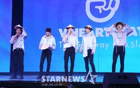 그룹 뉴이스트가 28일 오후 베트남 호찌만 호아빈 씨어터에서 개최된 베트남 차트 프로그램 'V 하트비트 라이브'에서 팬들에게 인사하고 있다. /사진=이정호 기자