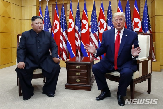도널드 트럼프 미국 대통령과 김정은 북한 국무위원장이 30일 판문점 자유의 집에서 북-미 정상회담을 하고 있다. /사진=뉴시스
