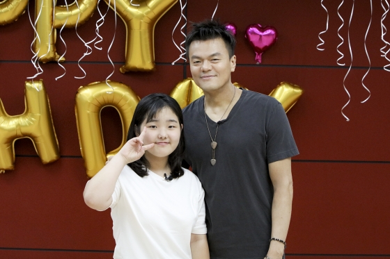 박진영 JYP 대표 프로듀서(오른쪽)와 김하은 양 /사진제공=JYP엔터테인먼트