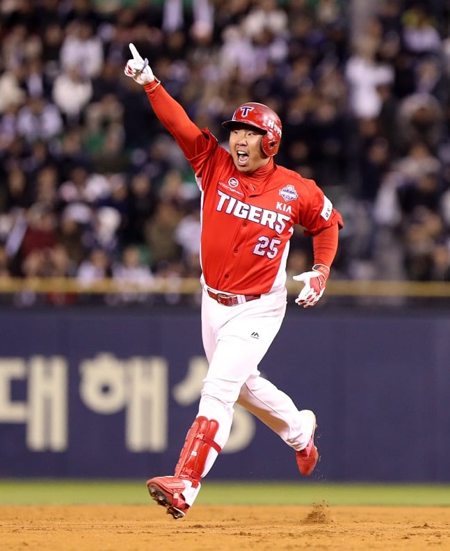 2017년 한국시리즈 5차전에서 만루 홈런을 때린 후 포효하는 이범호. /사진=KIA 타이거즈 제공