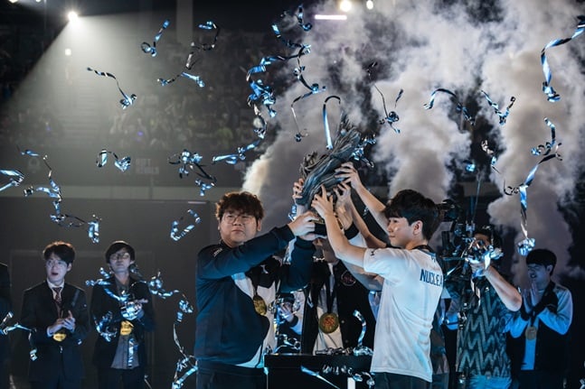 2019 리프트 라이벌즈 우승을 차지한 후 트로피를 들어올리고 있는 LCK 팀 선수들. /사진=라이엇 게임즈 제공