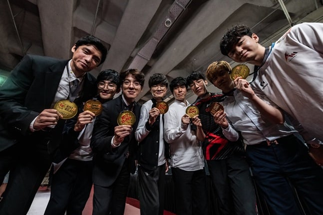 2019 리프트 라이벌즈 우승 메달을 목에 건 LCK팀 선수 및 감독들. /사진=라이엇 게임즈 제공