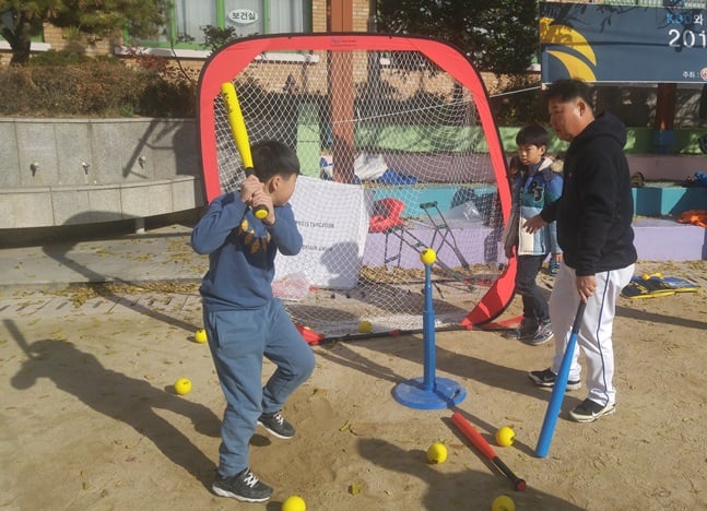 KBO가 초등학생을 대상으로 '찾아가는 티볼교실'을 개최한다. 사진은 KBO 이만수 육성부위원장이 티볼을 지도하는 모습. /사진=KBO 제공