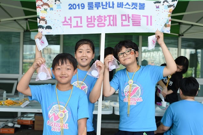 WKBL이 경기도 초등농구 페스티벌 '2019 룰루난나 바스켓볼'을 마쳤다. 이날 행사 가운데 하나인 석고 방향제 만들기 체험부스. /사진=WKBL 제공
