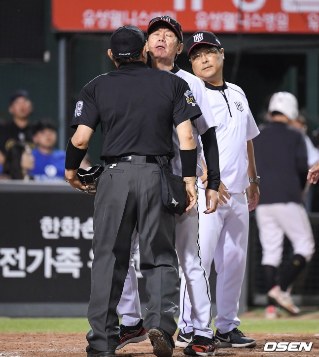 KT 이강철 감독이 이영재 주심과 충돌했다.