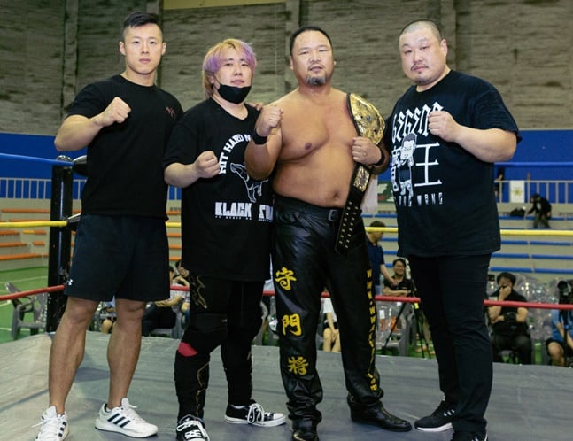 WWA 소속 김민호(왼쪽부터), 조경호, 홍상진, 김종왕 선수가 7일 대회를 마치고 기념 촬영을 하고 있다. /사진=WWW대한프로레슬링연맹