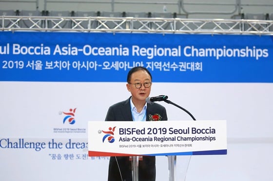 강성희 대한장애인보치아연맹 회장 겸 오텍그룹 회장이 2019 서울 보치아 아시아-오세아니아지역 선수권 대회에서 폐회 선언하는 모습/사진제공=캐리어에어컨