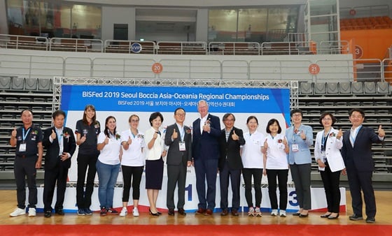 2019 서울 보치아 아시아-오세아니아지역 선수권 대회 폐회식 기념촬영 (강성희 대한장애인보치아연맹 회장 겸 오텍그룹 회장(왼쪽부터 일곱번째), 데이비드 해드필드(David Hadfield) 보치아국제스포츠연맹 회장(왼쪽부터 여덟번째)/사진제공=캐리어에어컨