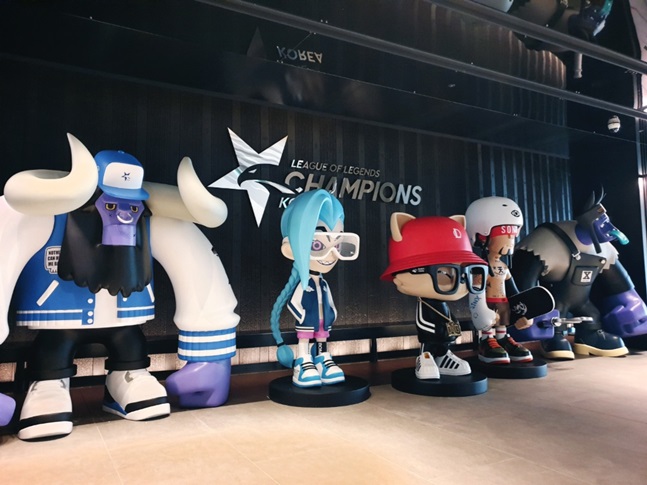 라이엇 게임즈가 롤파크에 LoL 아트토이를 전시한다. /사진=라이엇 게임즈 제공