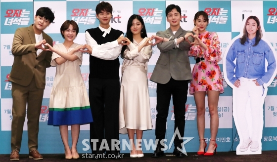 유투브 크리에이터 변승주, 배우 소주연, 김관수, 김예지, 이민호, 그룹 소나무 뉴썬이 11일 오후 서울 영등포구 켄싱턴호텔에서 진행된 tvND 5G 웹시트콤 '오지는 녀석들' 제작발표회에 참석해 포즈를 취하고 있다. / 사진=김휘선 기자 hwijpg@