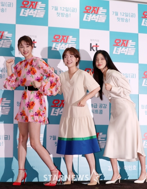 그룹 소나무 뉴썬, 배우 소주연, 김예지가 11일 오후 서울 영등포구 켄싱턴호텔에서 진행된 tvND 5G 웹시트콤 '오지는 녀석들' 제작발표회에 참석해 포즈를 취하고 있다. / 사진=김휘선 기자 hwijpg@