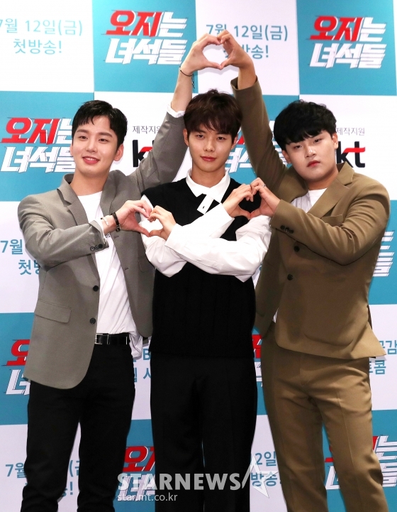 배우 이민호, 김관수, 변승주가 11일 오후 서울 영등포구 켄싱턴호텔에서 진행된 tvND 5G 웹시트콤 '오지는 녀석들' 제작발표회에 참석해 포즈를 취하고 있다. / 사진=김휘선 기자 hwijpg@
