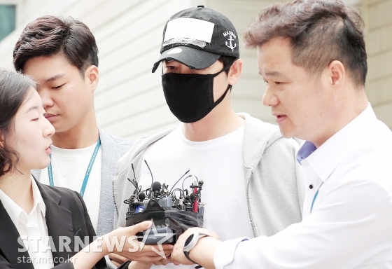성폭행 혐의를 받고 있는 배우 강지환이 12일 오전 경기도 성남시 수정구 수원지방법원 성남지원에서 영장실질심사를 받기 위해 법정으로 향하고 있다. / 사진=김창현 기자