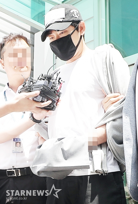 성폭행 혐의를 받고 있는 배우 강지환이 12일 오전 경기도 성남시 수정구 수원지방법원 성남지원에서 피의자 심문을 마친 뒤 심경을 밝히고 있다. / 사진=김창현 기자 chmt@