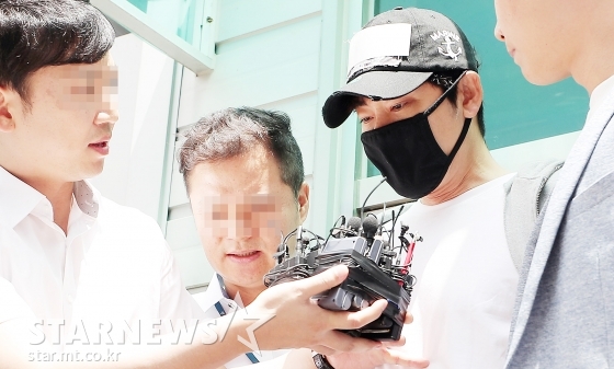 성폭행 혐의를 받고 있는 배우 강지환이 12일 오전 경기도 성남시 수정구 수원지방법원 성남지원에서 피의자 심문을 마친 뒤 심경을 밝히고 있다. / 사진=김창현 기자 chmt@