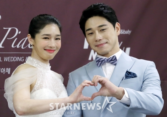 배우 선우선과 무술감독 이수민이 14일 오후 서울 강남구 뉴힐탑호텔에서 열린 결혼 기자회견에서 포즈를 취하고 있다. / 사진=이기범 기자 leekb@
