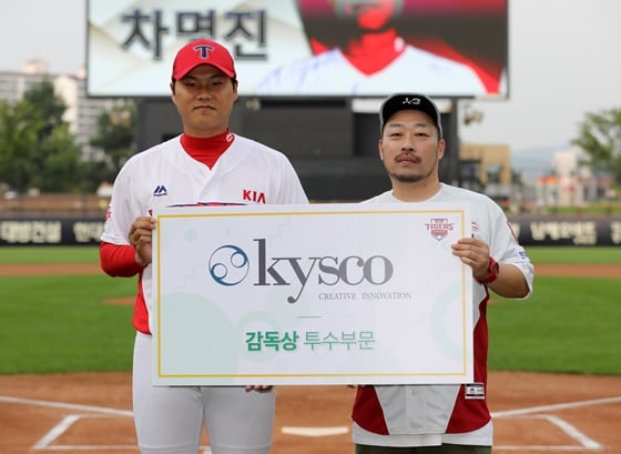 차명진(왼쪽). /사진=KIA 타이거즈 제공