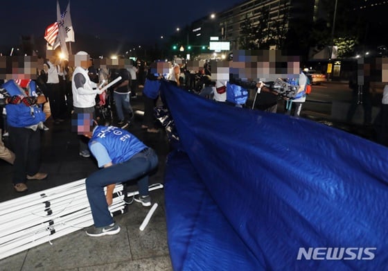 우리공화당이 불법 천막을 자진 철거했다./사진=뉴시스