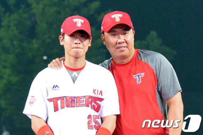 지난 13일 이범호가 한화 이글스와 KIA 타이거즈 경기가 끝난 뒤 열린 은퇴식에서 자신의 등번호(25)를 물려받은 박찬호와 기념사진을 찍고 있다./사진=뉴스1