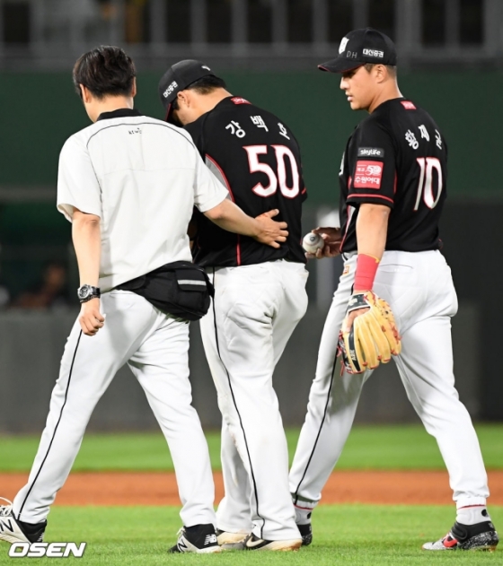KT 강백호(가운데)와 황재균(오른쪽).  /사진=OSEN