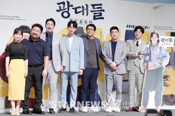영화 '광대들: 풍문조작단'의 배우 김슬기, 고창석, 조진웅, 윤박, 김주호 감독, 손현주, 박희순(왼쪽부터) /사진=김창현 기자