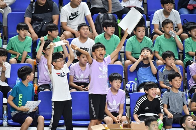 열광적인 응원을 보내는 어린이팬들./사진=KOVO