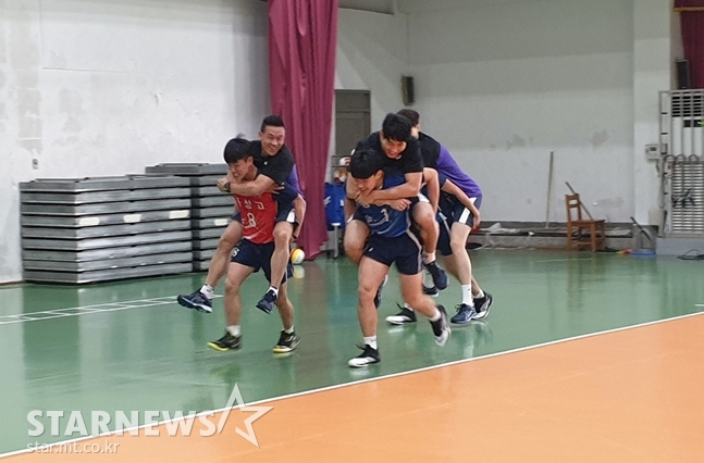 동성고 학생들이 경기서 패해 현대캐피탈 선수들을 업어주고 있다./사진=심혜진 기자
