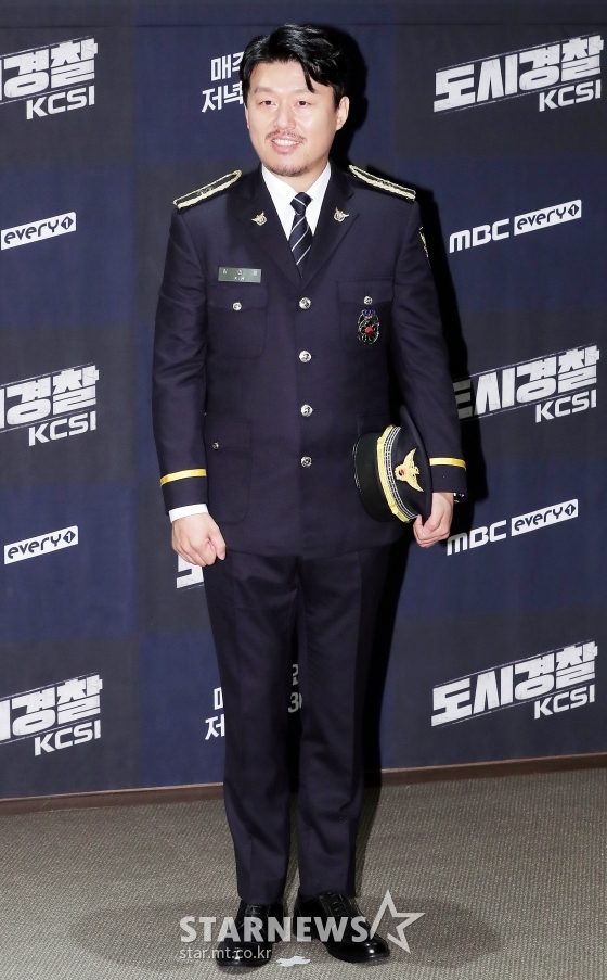 배우 김민재가 29일 오전 서울 마포구 상암동 스탠포드 호텔에서 열린 MBC에브리원 '도시경찰 : KCIS' 제작발표회에 참석해 포즈를 취하고 있다.
'도시경찰 : KCSI'는 힘든 도시 경찰 생활 속에서 그들의 삶과 애환을 함께 하는 모습을 그린 리얼리티 프로그램이다. / 사진=김창현 기자 chmt@