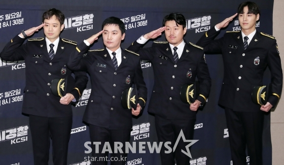  배우 천정명, 조재윤, 김민재, 이태환이 29일 오전 서울 마포구 상암동 스탠포드 호텔에서 열린 MBC에브리원 '도시경찰 :  KCIS' 제작발표회에 참석해 포즈를 취하고 있다.

'도시경찰 : KCSI'는 힘든 도시 경찰 생활 속에서 그들의 삶과 애환을 함께 하는 모습을 그린 리얼리티 프로그램이다. / 사진=김창현 기자 chmt@