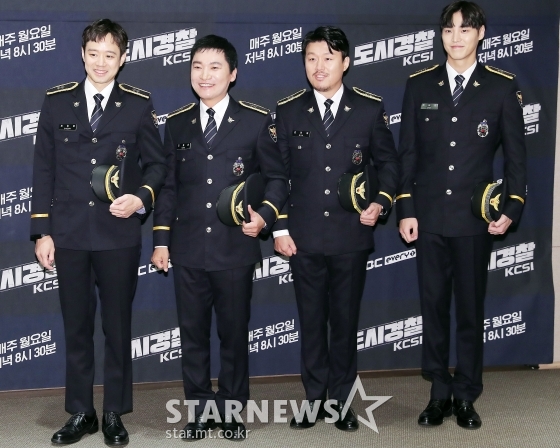  배우 천정명, 조재윤, 김민재, 이태환이 29일 오전 서울 마포구 상암동 스탠포드 호텔에서 열린 MBC에브리원 '도시경찰 :  KCIS' 제작발표회에 참석해 포즈를 취하고 있다.

'도시경찰 : KCSI'는 힘든 도시 경찰 생활 속에서 그들의 삶과 애환을 함께 하는 모습을 그린 리얼리티 프로그램이다. / 사진=김창현 기자 chmt@