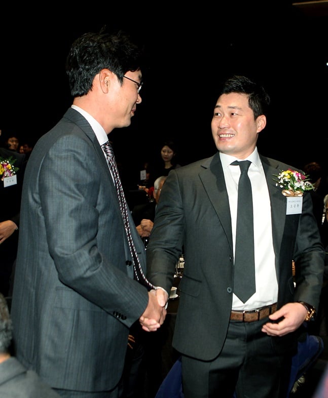지난 2016년 연말 시상식장에서 김한수 감독과 만난 오승환. /사진=삼성 라이온즈 제공