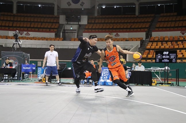 한국 3X3 랭킹 1위에 등극한 김동우(오른쪽). /사진=한국3대3농구연맹 제공