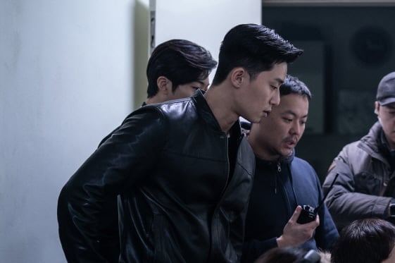 촬영 장면을 확인하는 박서준과 김주환 감독/영화 '사자' 스틸