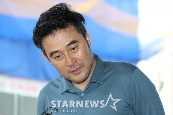 보복운전 혐의로 기소된 배우 최민수가 9일 오전 양천구 서울남부지방법원에서 열리는 3차 공판에 출석해 질문에 답하고 있다. / 사진=이기범 기자 leekb@