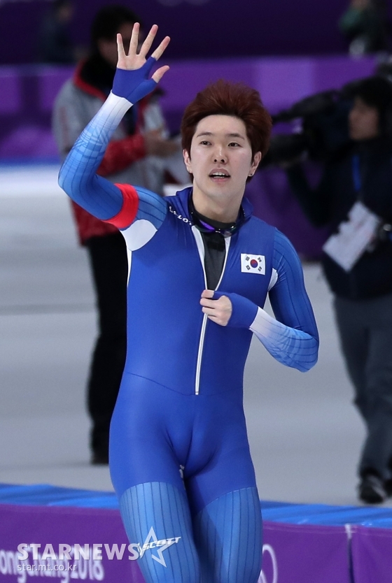스피드스케이팅 김태윤이 2018 평창동계올림픽 남자 1000m에서 동메달을 따낸 뒤 기뻐하고 있다. /사진=김창현 기자