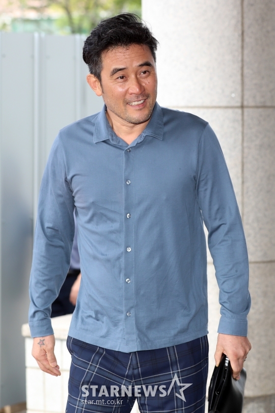 보복운전 혐의로 기소된 배우 최민수가 9일 오전 양천구 서울남부지방법원에서 열리는 3차 공판에 출석하고 있다. / 사진=이기범 기자 leekb@