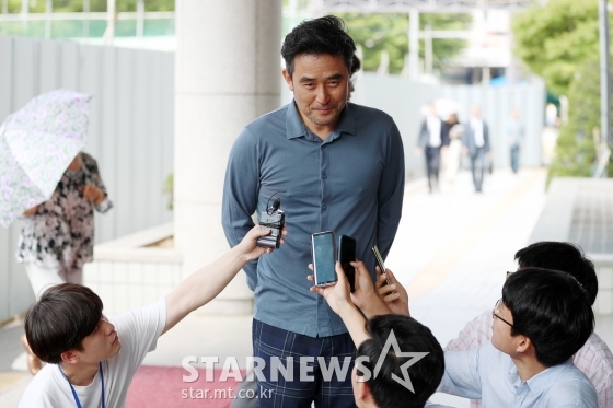 보복운전 혐의로 기소된 배우 최민수가 9일 오전 양천구 서울남부지방법원에서 열리는 3차 공판에 출석하고 있다. / 사진=이기범 기자 leekb@