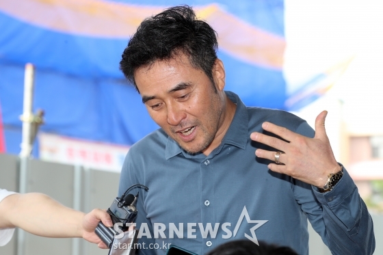 보복운전 혐의로 기소된 배우 최민수가 9일 오전 양천구 서울남부지방법원에서 열리는 3차 공판에 출석해 질문에 답하고 있다. / 사진=이기범 기자 leekb@