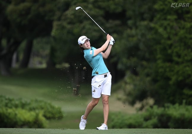 이정민이 18번홀에서 아이언샷을  날리고 있다./사진=KLPGA