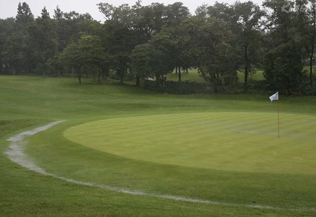 11일 강풍과 호우로 경기가 지연된 가운데 10번홀 그린 근처에 물이 고여 있다./사진=KLPGA