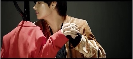 /사진=방탄소년단 뷔 'singularity' 영상 캡처