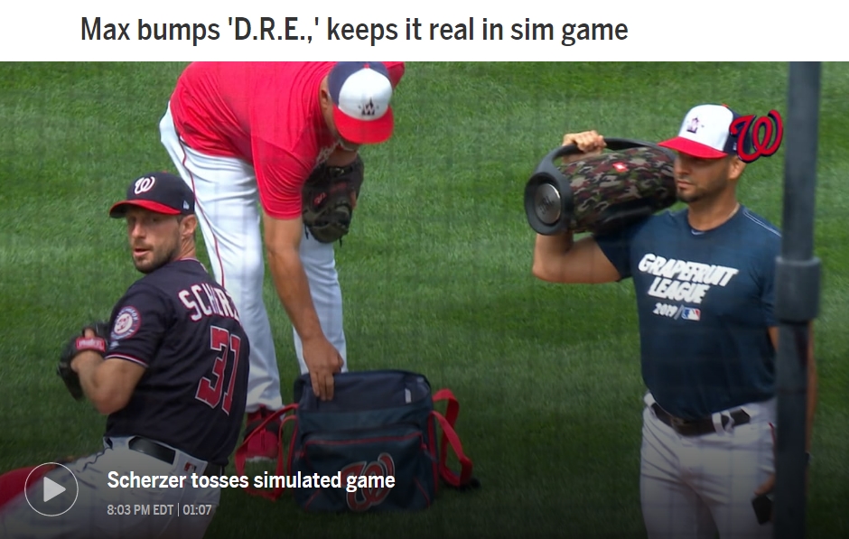 슈어저(좌)의 14일 연습 투구 때 산체스(우)가 등장음악을 틀어주고 있다. /사진=MLB.com 캡처