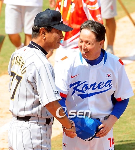 2008년 베이징올림픽에서 악수하는 김경문(오른쪽) 한국 감독과 호시노 센이치 일본 감독. /사진=OSEN